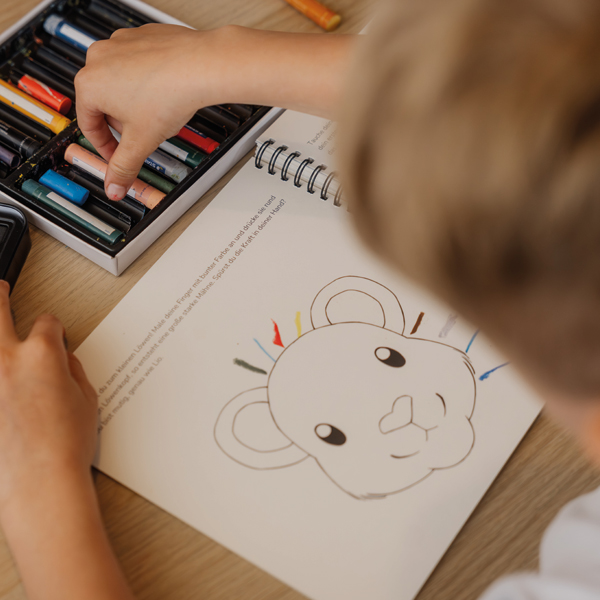 Der Löwe Lio bekommt seine Mähne.